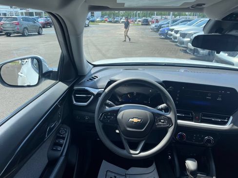 Used 2025 Chevrolet TrailBlazer LT w/ Driver Confidence Package FWD image 18