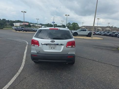 Used 2013 Kia Sorento LX w/ Convenience Pkg FWD image 4