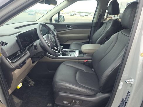 Used 2025 Kia Carnival EX FWD image 2