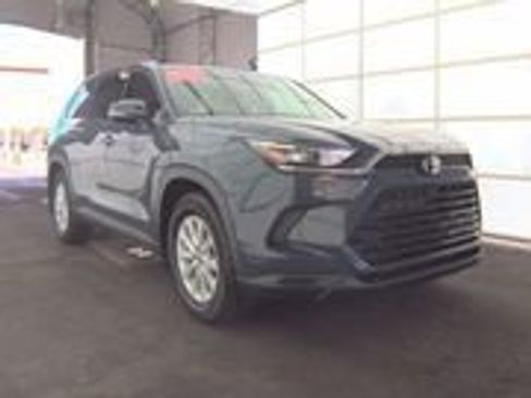 Used 2025 Toyota Grand Highlander XLE FWD image 1