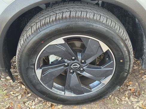 Used 2025 Nissan Rogue SV image 31