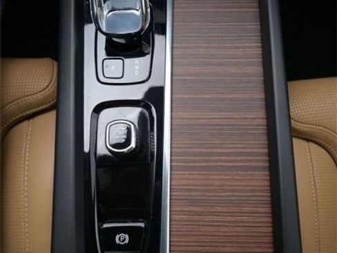 Used 2023 Volvo XC60 B5 Ultimate w/ Protection Package Premier image 10