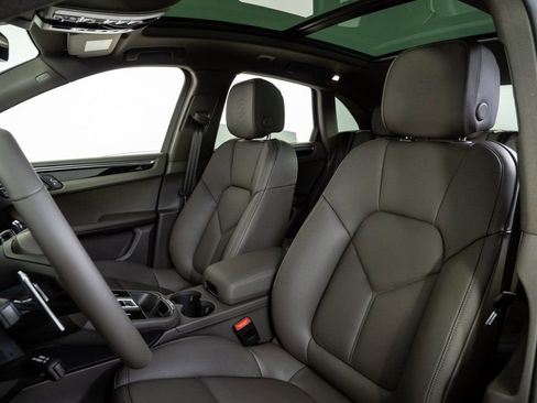 New 2026 Porsche Macan Base image 5