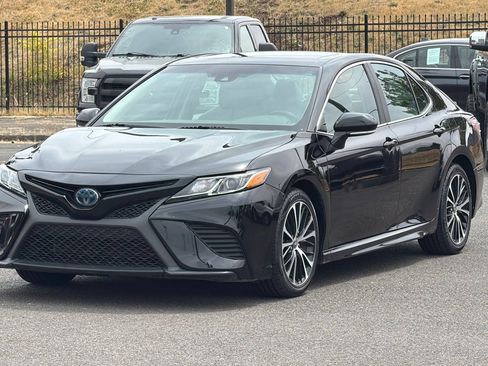 Used 2020 Toyota Camry SE w/ Sunroof Package FWD image 9