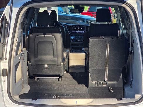 Used 2024 Chrysler Pacifica Touring-L image 21
