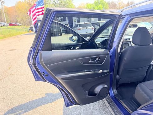 Used 2018 Nissan Rogue SV image 19