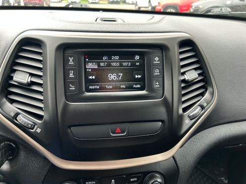 Used 2017 Jeep Cherokee Latitude w/ Cold Weather Group FWD image 16