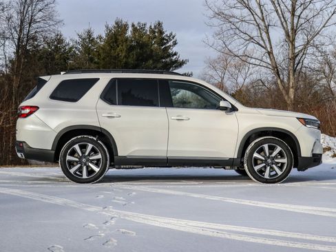 New 2025 Honda Pilot Touring image 3