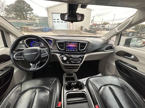 Used 2017 Chrysler Pacifica Touring-L FWD image 10