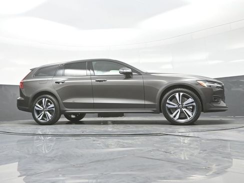 Used 2025 Volvo V60 B5 Cross Country Plus AWD/4WD image 30