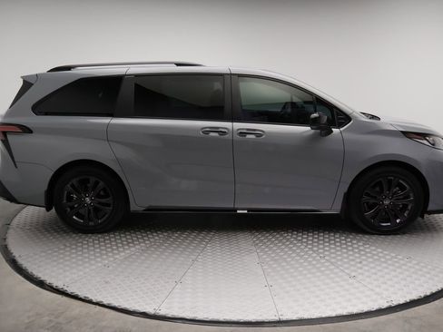 Used 2025 Toyota Sienna XSE w/ XSE Plus Package FWD image 7