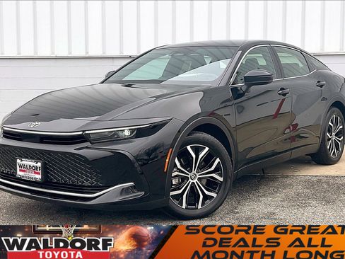 Used 2025 Toyota Crown XLE image 2