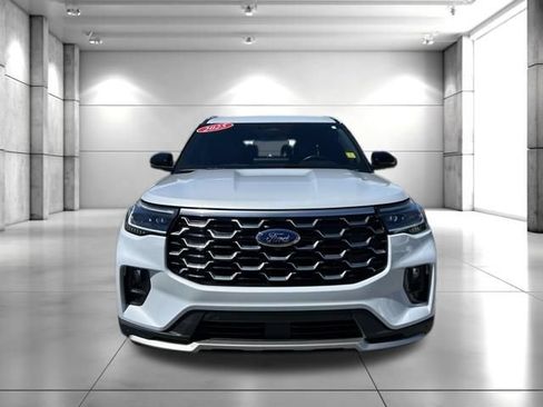 Used 2025 Ford Explorer Platinum AWD/4WD image 3