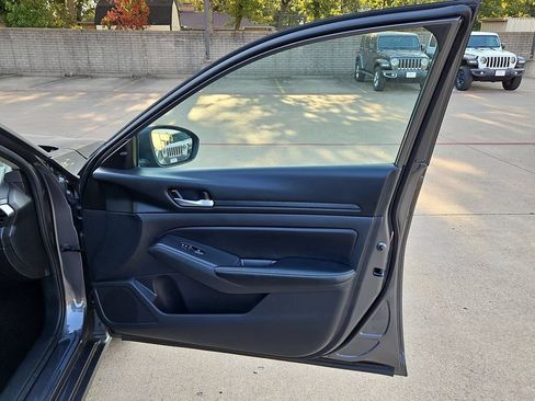 Used 2025 Nissan Altima 2.5 SV FWD image 35