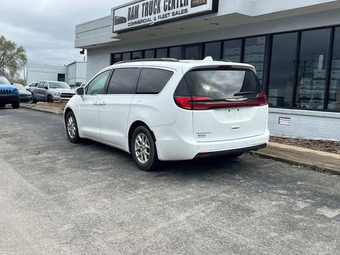 Certified 2022 Chrysler Pacifica Touring-L image 5
