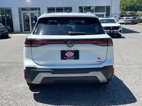 Used 2026 Volkswagen Tiguan SE AWD/4WD image 3