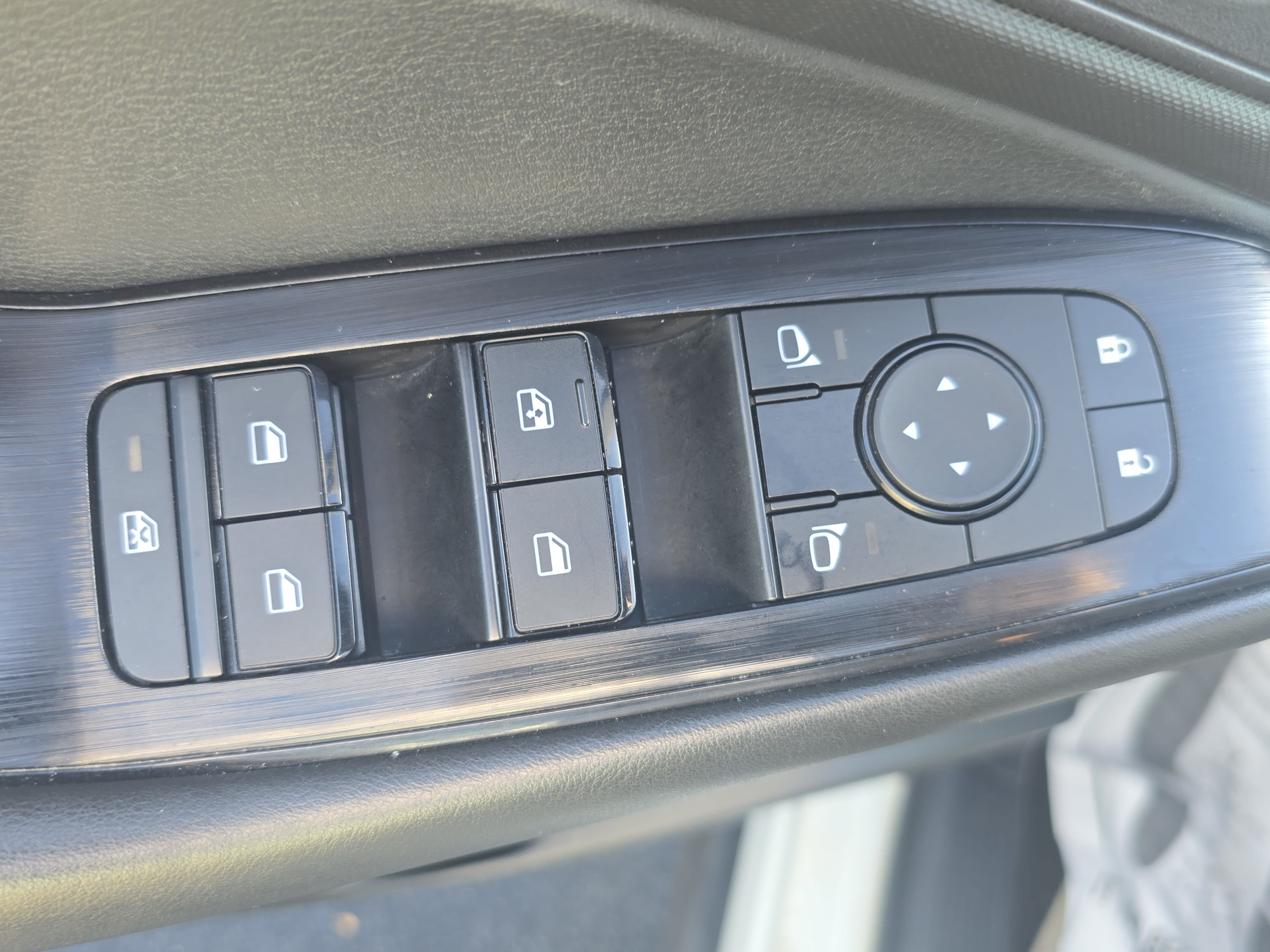 Used 2024 Nissan Rogue S AWD/4WD image 27