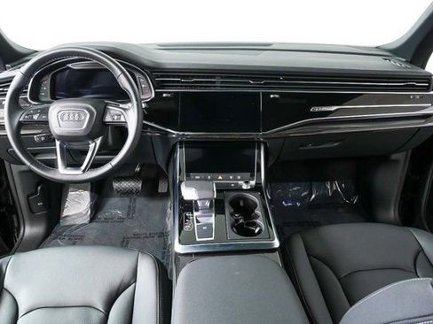 Used 2025 Audi Q8 Premium image 19