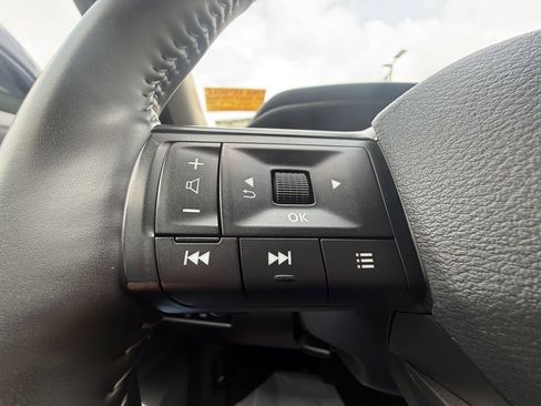 Used 2025 Nissan Rogue SV AWD/4WD image 16
