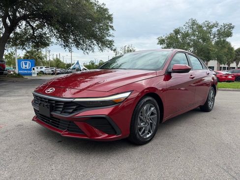 Used 2024 Hyundai Elantra SEL FWD image 3