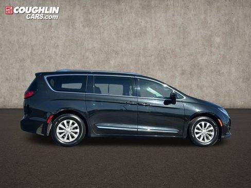 Used 2019 Chrysler Pacifica Touring-L FWD image 5