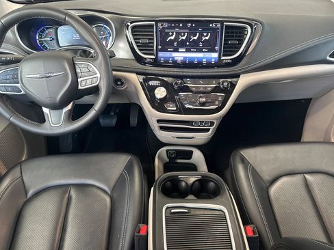 Used 2024 Chrysler Pacifica Limited FWD image 15