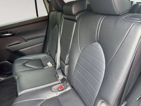 Used 2023 Toyota Highlander XLE AWD/4WD image 13
