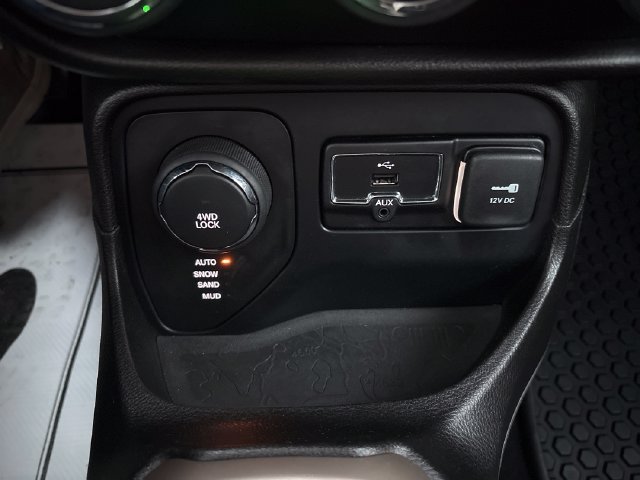 Used 2017 Jeep Renegade Latitude w/ Popular Equipment Group AWD/4WD image 17