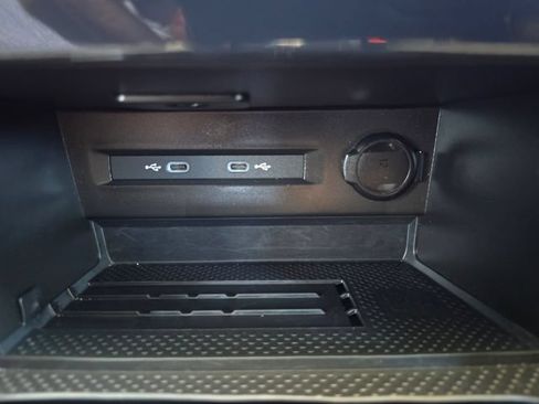 Used 2025 Volkswagen Taos SE FWD image 16