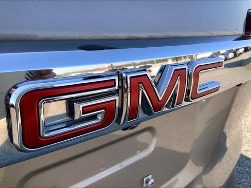 Used 2023 GMC Acadia SLE w/ Driver Convenience Package image 10