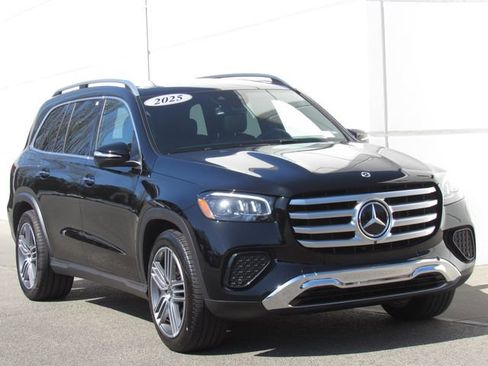 Used 2025 Mercedes-Benz GLS 450 4MATIC image 2