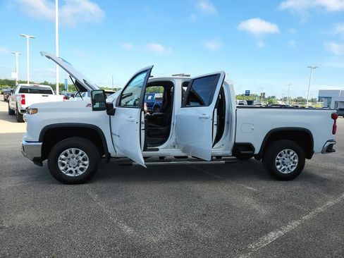 Used 2024 Chevrolet Silverado 2500 LT AWD/4WD image 15