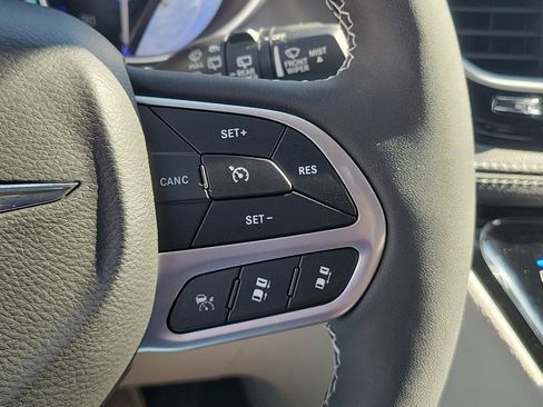 Used 2022 Chrysler Pacifica Touring-L image 27