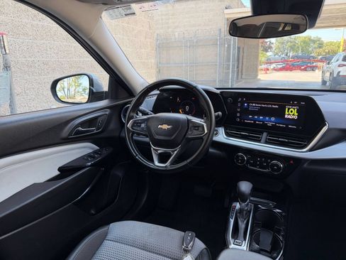 Used 2025 Chevrolet Trax LT w/ LT Convenience Package FWD image 33