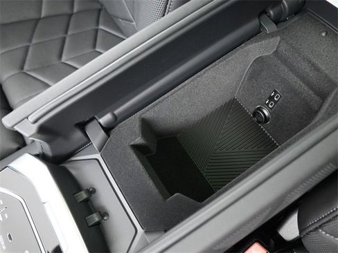 New 2026 BMW 750e xDrive w/ Premium Package image 9