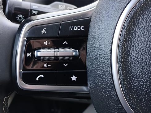 Used 2025 Kia Sorento S image 19