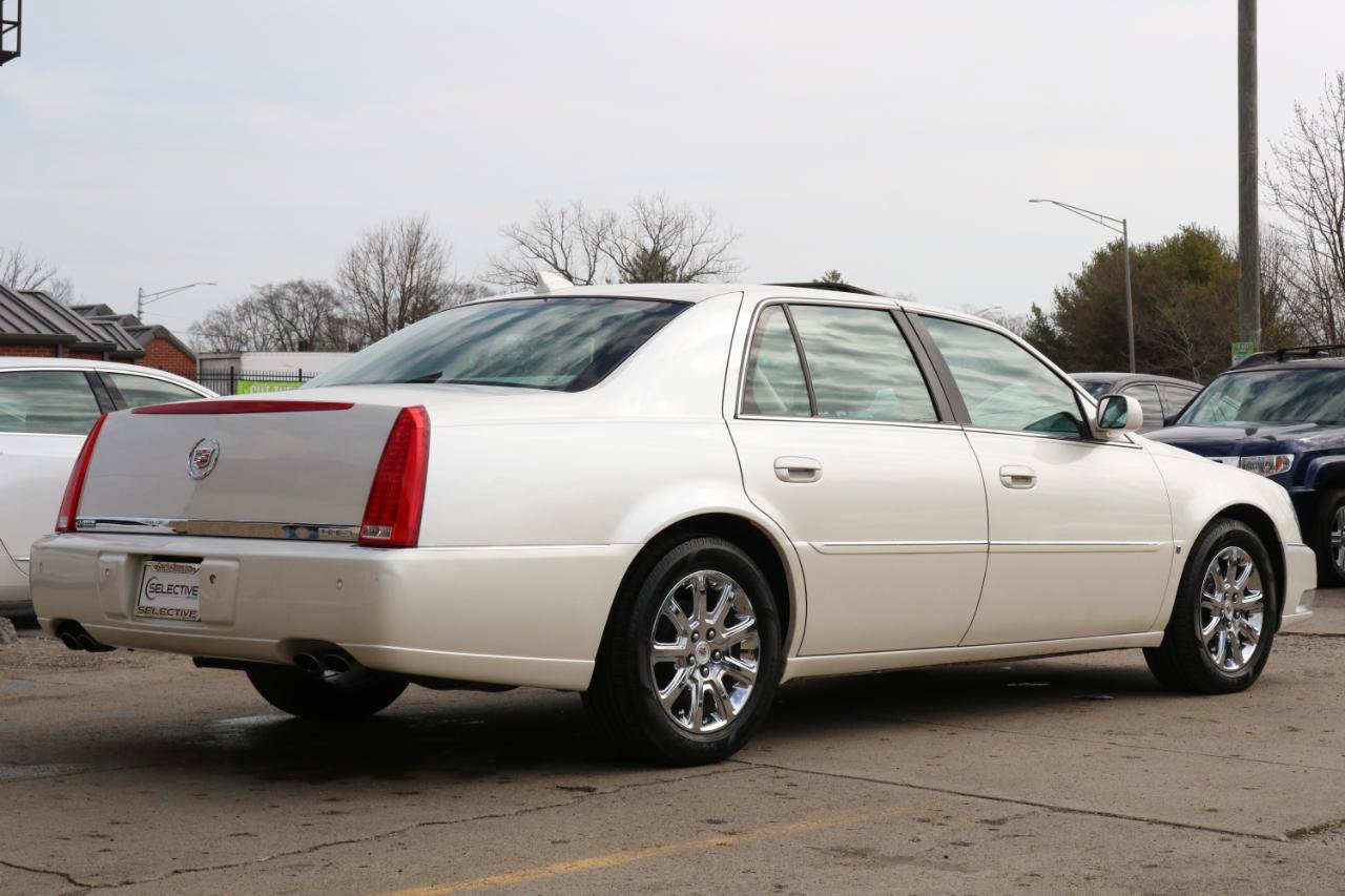 Used 2009 Cadillac DTS w/ Sun And Sound Package FWD image 9