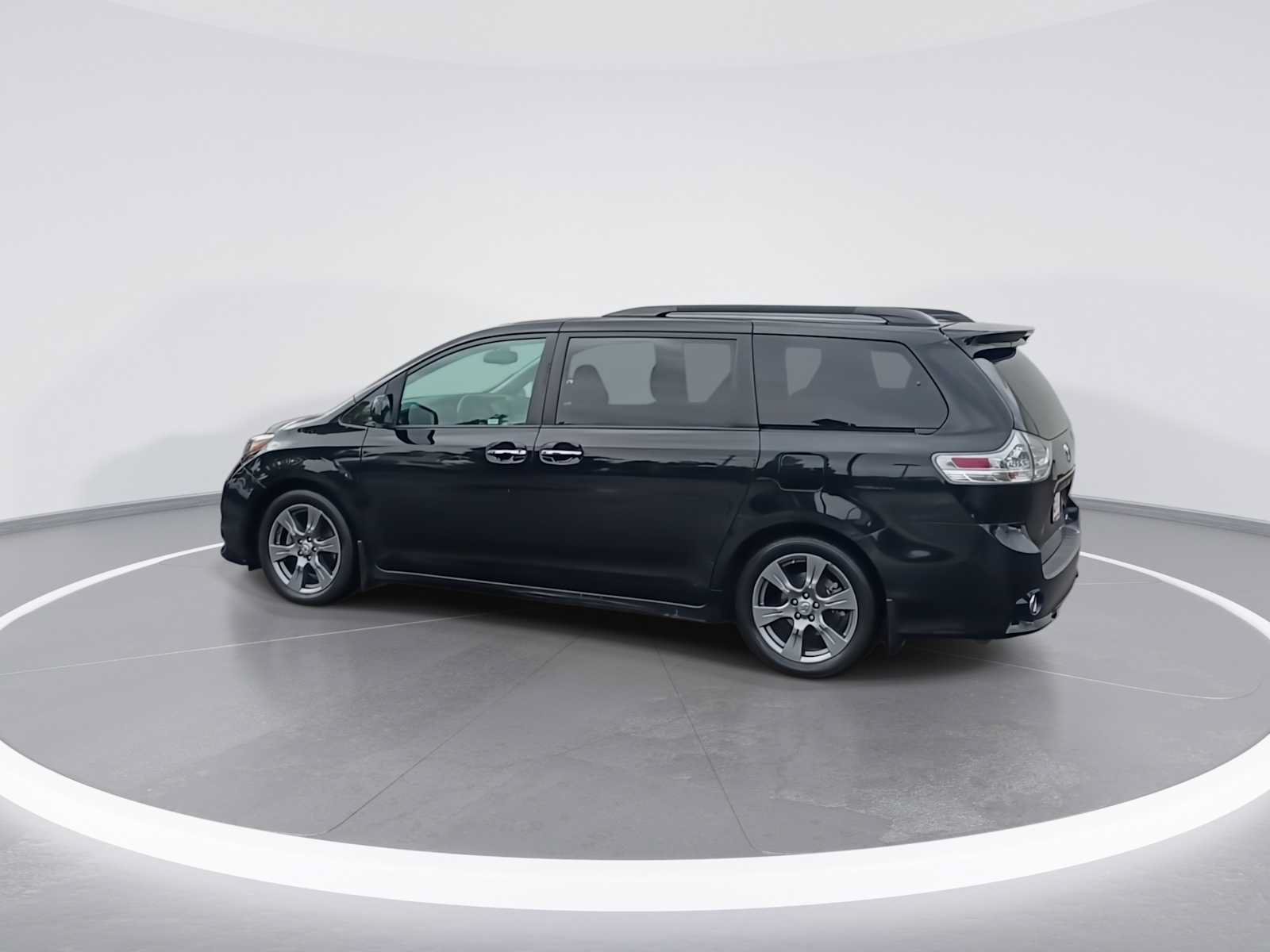 Certified 2017 Toyota Sienna SE w/ SE Preferred Package FWD image 6