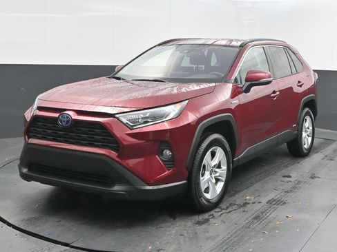 Used 2020 Toyota RAV4 XLE image 3