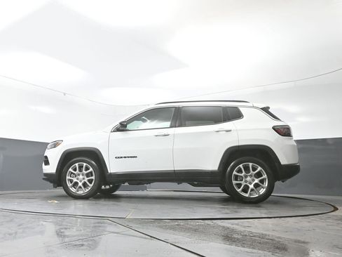 Used 2024 Jeep Compass Latitude w/ Sun and Sound Group image 30