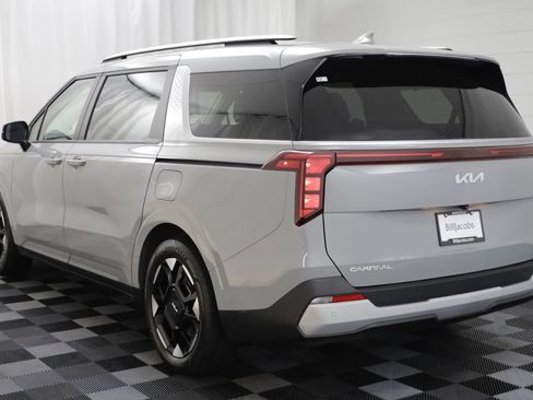 Used 2025 Kia Carnival EX FWD image 16