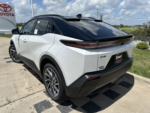 New 2026 Toyota C-HR w/ Cold Weather Package AWD/4WD image 5