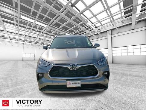 Used 2025 Toyota Highlander Platinum image 9