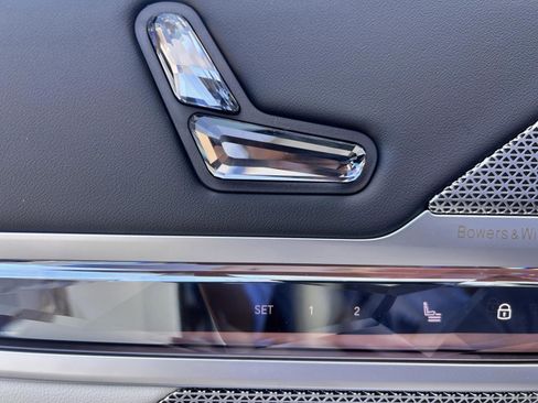 Used 2025 BMW i7 xDrive60 image 25