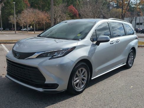 Used 2021 Toyota Sienna LE image 1