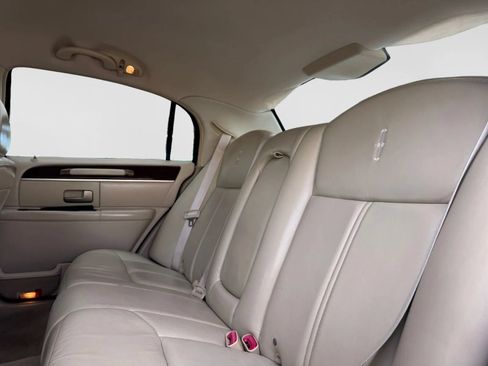 Used 2010 Lincoln Town Car Signature Limited RWD image 17