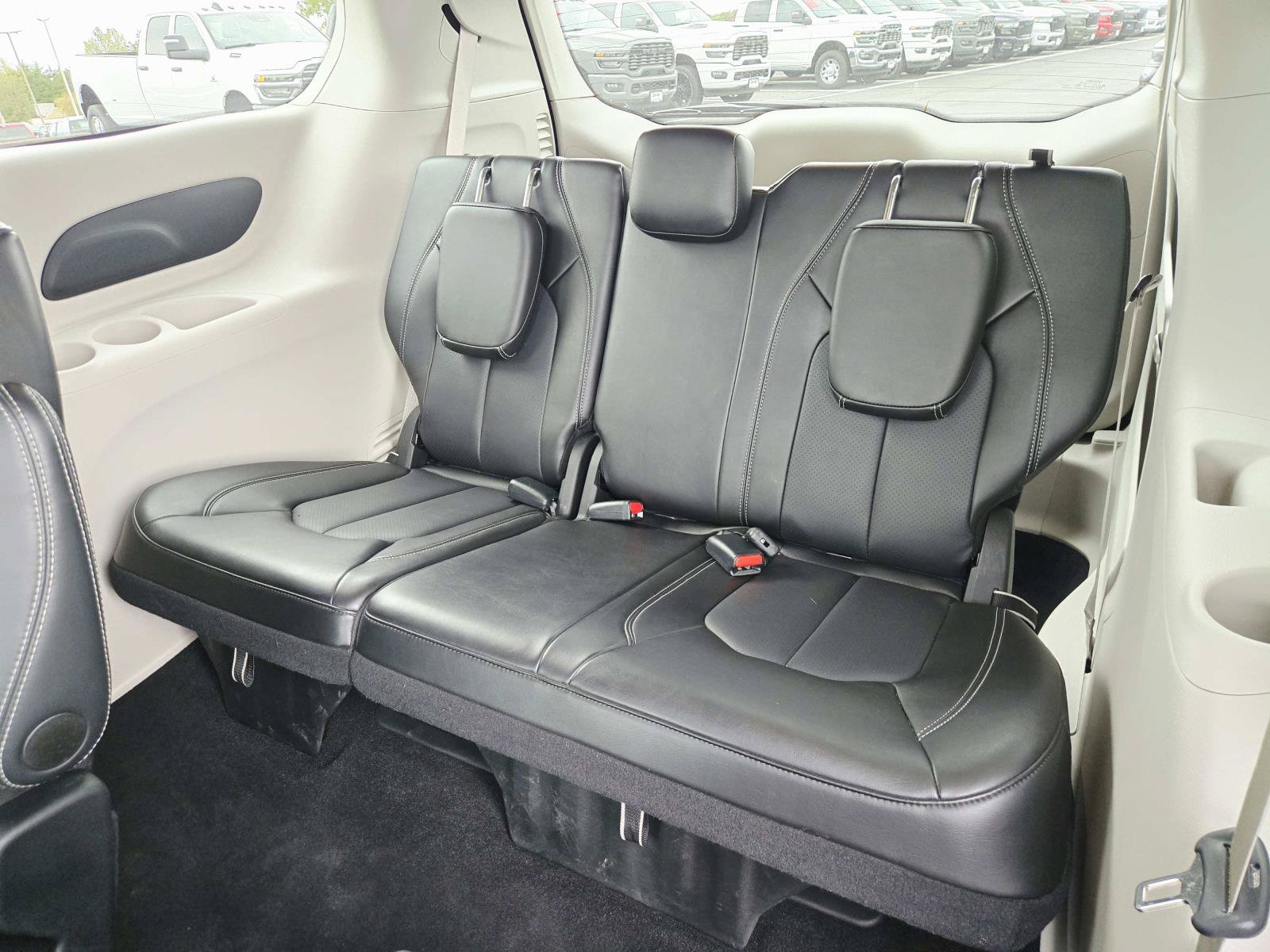 Used 2024 Chrysler Pacifica Touring-L FWD image 14