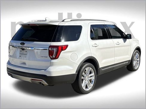 Used 2016 Ford Explorer XLT w/ Equipment Group 202A image 4