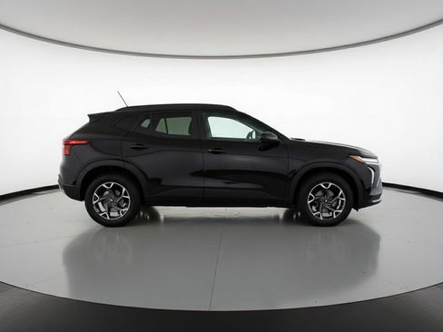 Used 2025 Chevrolet Trax LT w/ LT Convenience Package image 11