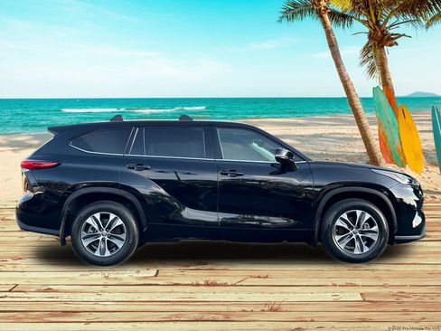 Used 2023 Toyota Highlander XLE image 6